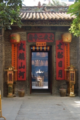 Fu Shin Street - chrm Man Mo
Zaloen v roce 1892, pro ?ely trnice. Fungoval pro uzvarn obchod? v bo?nch mstnostech, stejn? jako hotel pro cestovn obchodnky.
