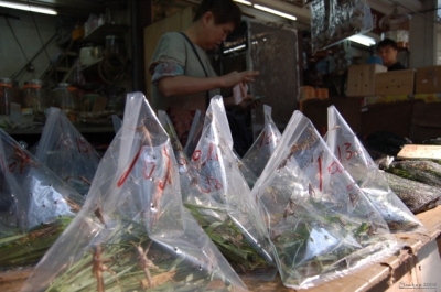 Yuen Po Street Bird Garden - krmen pro papouky (v kobylky)
