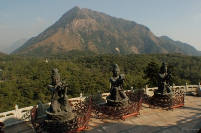 Bodhisat-tvas v pozad Lantau Peak
