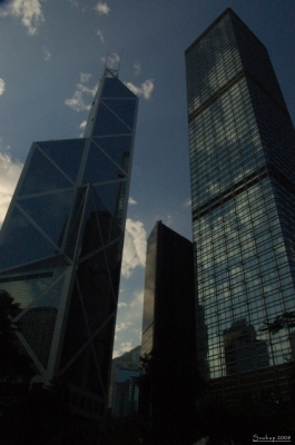 prochzky po m?st?
zleva Bank of China a Chueng Kong Center
