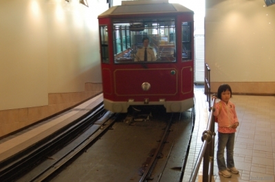 Tram to Peak - rann vlet
funguje od roku 1888, v n?kterch mstech p?ekonv sklon 45 
