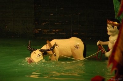 Vodn loutkov divadlo Hanoi - On a buffalo with a flute
